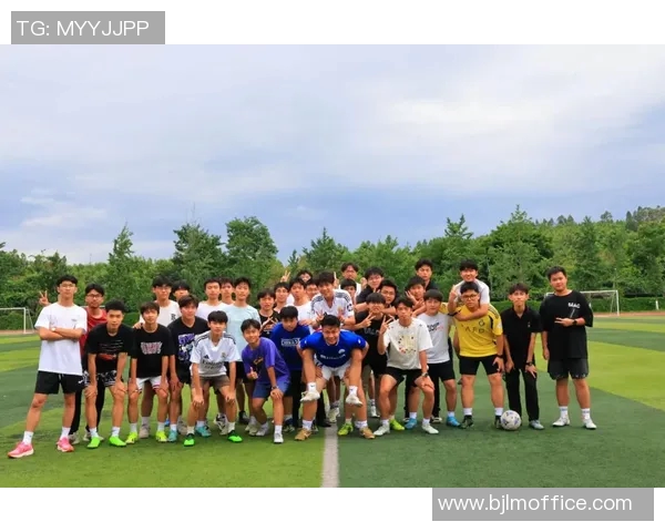 足球明星与女生群像合影展现青春活力与运动魅力
