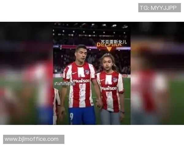 足球明星与女友甜蜜亲吻瞬间曝光引发粉丝热议与羡慕