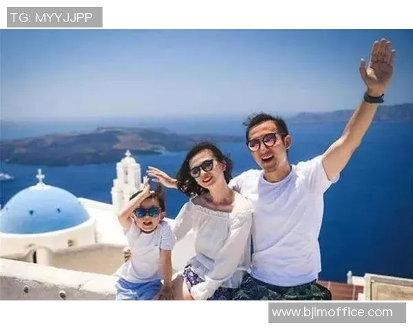 足球明星与父亲温馨合照展现亲情与荣耀的完美结合