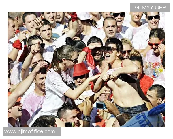 足球明星与疯狂女球迷的激情瞬间精彩图片集锦