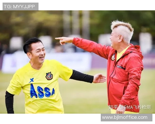 足球明星与女星亲密合影展现魅力瞬间引发粉丝热议与关注