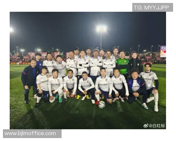 足球明星与粉丝亲密互动揭秘球场外的温暖瞬间与感人故事