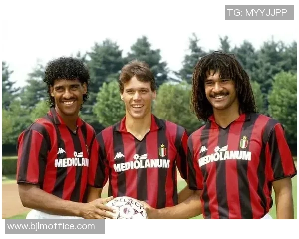 足球明星与黑天鹅的奇妙邂逅展现运动与自然的完美融合