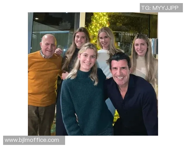 足球明星携女友亮相比赛现场甜蜜互动引发球迷热议