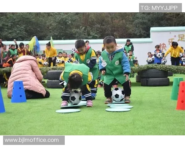 孩子与足球明星的趣味互动瞬间让人忍俊不禁的温馨时刻