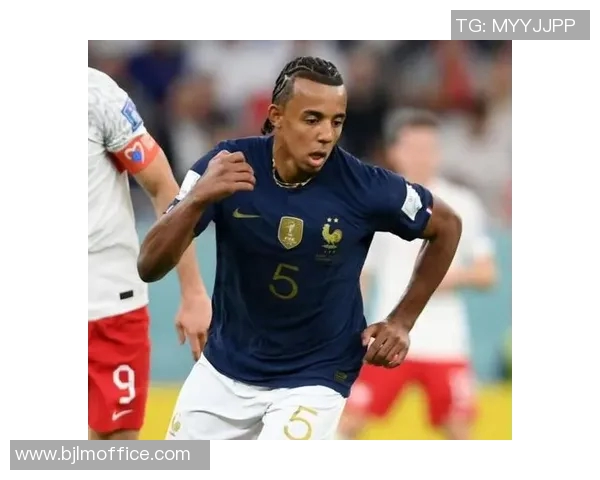 足球历史上有哪些传奇球星曾经在赛场上闪耀过光芒