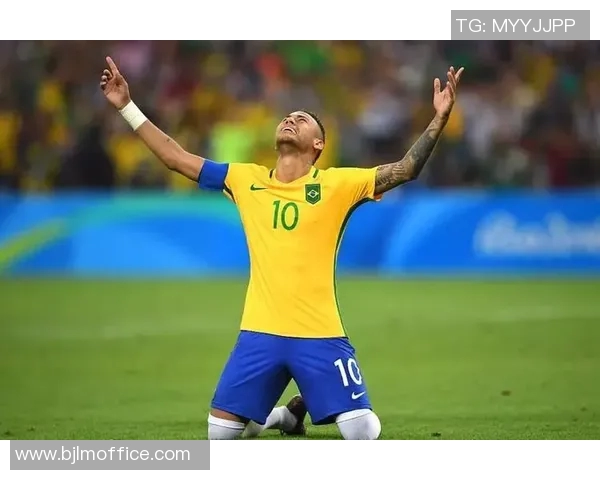 足球明星街头时尚生活高清图集展现球场外的魅力与风采 足球明星街头时尚生活高清图集展现球场外的魅力与风采